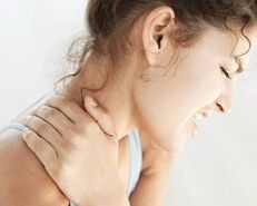 Bolovi u vratu i drugi simptomi cervikalne osteohondroze, znakovi stezanja živaca na vratu