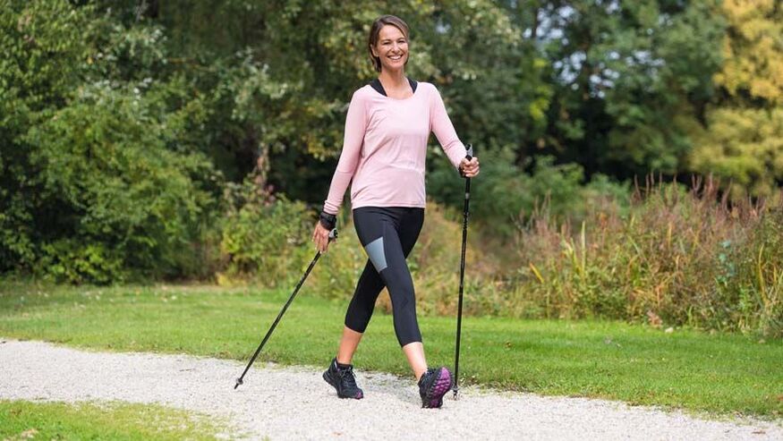 žena je zauzeta hodanjem kako bi spriječila bolove u leđima