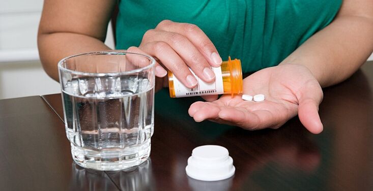 uzimanje tableta za ublažavanje bolova u donjem dijelu leđa